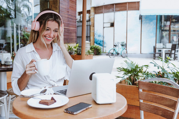 young-latin-woman-using-laptop-and-drinking-coffee-at-restaurant